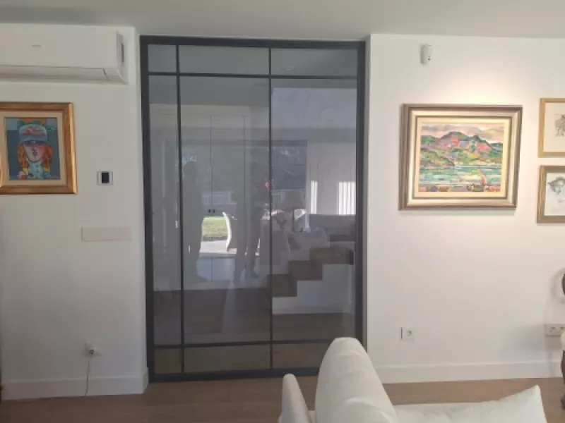 Detalles arquitectónicos de la Casa en Oleiros junto al paseo del río.