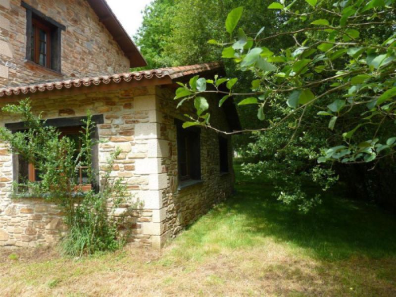 Vista de la Casa Rústica en Abegondo desde otro ángulo.