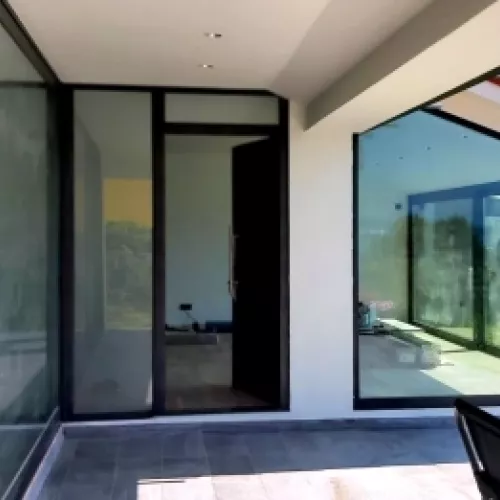 Imagen de la rehabilitación unifamiliar en Oleiros Mera, mostrando la fachada.