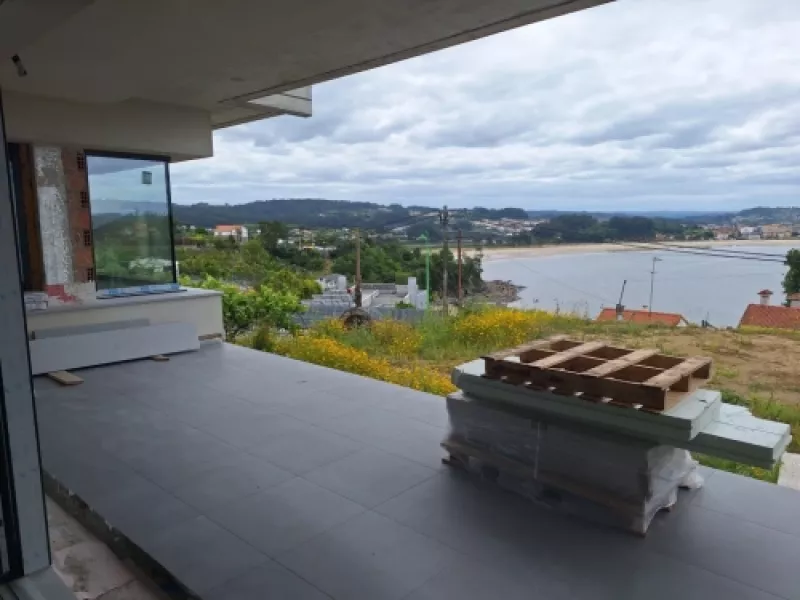 Otra vista de la Casa en obra frente al mar en Miño.