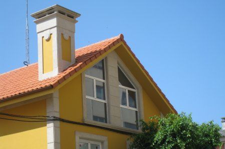 Chalet unifamiliar con fachada amarilla