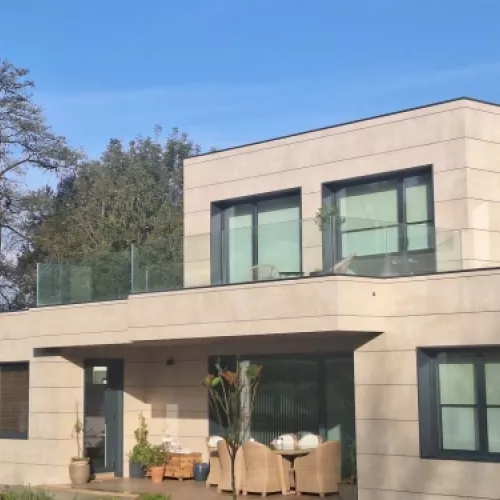 Vista de la Casa en Oleiros y su proximidad al paseo del río.