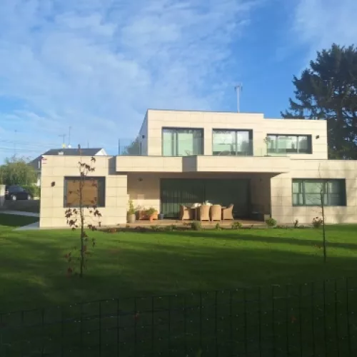 Otra vista de la Casa en Oleiros junto al paseo del río.