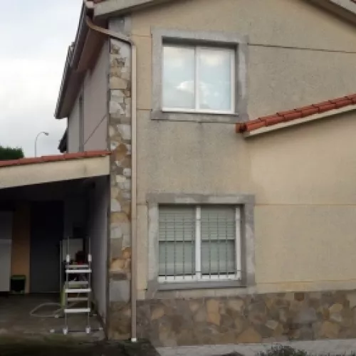 Vista general de la rehabilitación unifamiliar en Oleiros Mera.