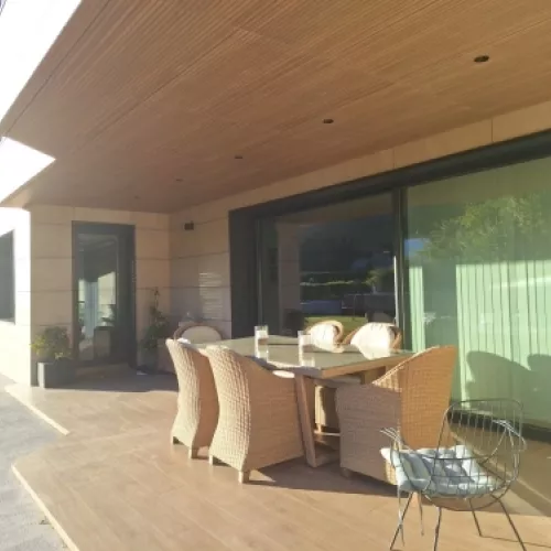 Imagen del exterior de la Casa en Oleiros junto al paseo del río.