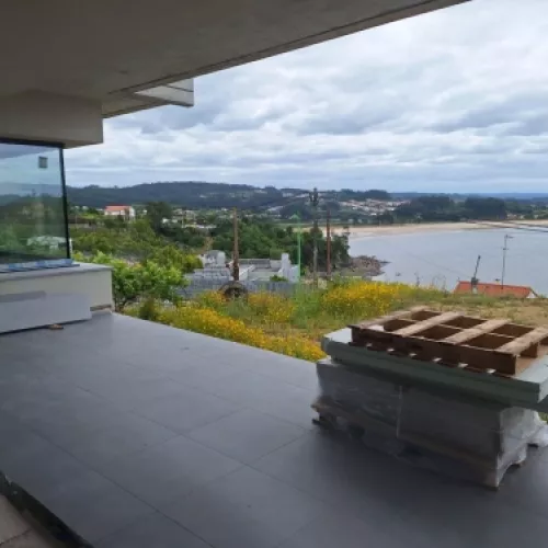 Otra vista de la Casa en obra frente al mar en Miño.