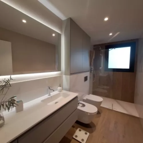 Vista de la Casa en Oleiros desde el paseo del río.