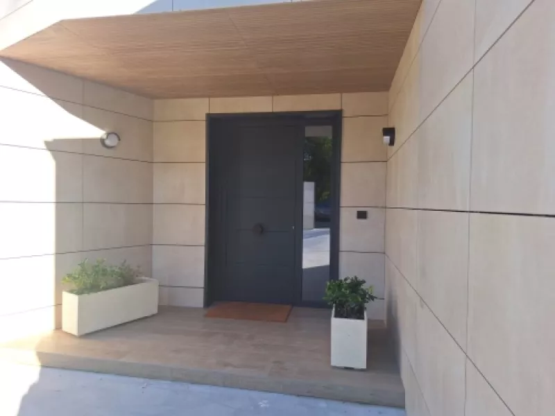 Vista general de la Casa en Oleiros junto al paseo del río.