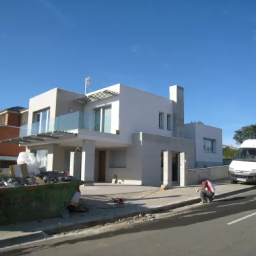 Imagen de la Casa entreplantas en Oleiros, destacando su diseño y estructura.