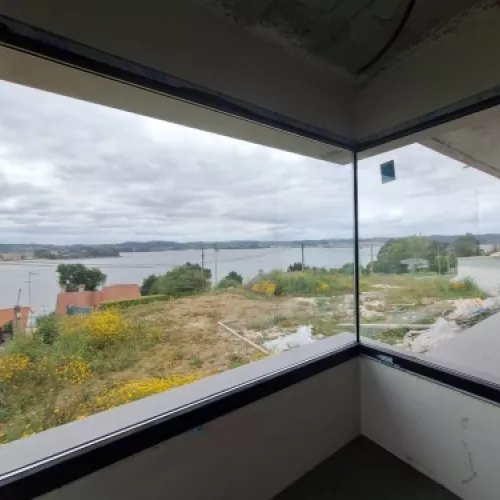 Detalles de la estructura de la Casa en obra frente al mar en Miño.