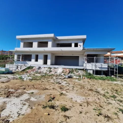 Vista general de la Casa en obra frente al mar en Miño.