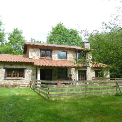 Imagen mostrando la fachada de la Casa Rústica en Abegondo.