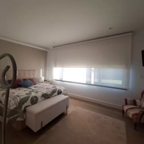 Imagen mostrando la integración de la Casa en Oleiros con el paisaje del paseo del río.