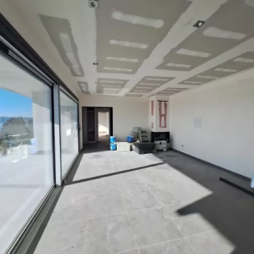 Imagen mostrando los avances de la Casa en obra frente al mar en Miño.