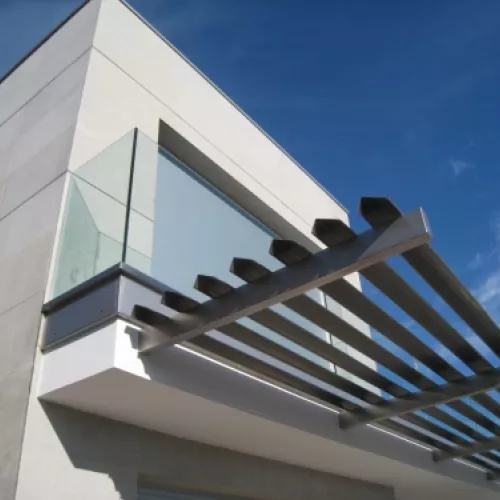 Detalles arquitectónicos de la Casa entreplantas en Oleiros.