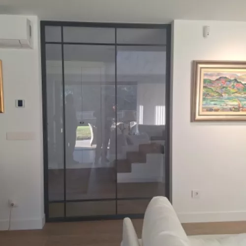 Detalles arquitectónicos de la Casa en Oleiros junto al paseo del río.