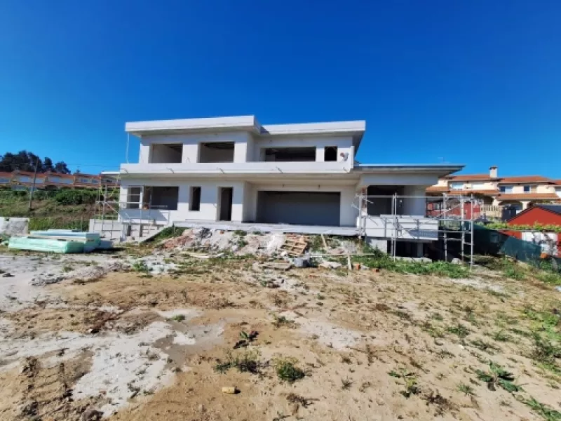 Vista general de la Casa en obra frente al mar en Miño.