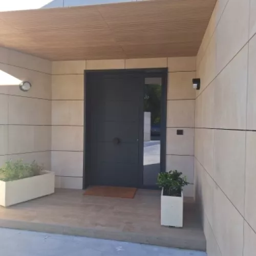 Vista general de la Casa en Oleiros junto al paseo del río.