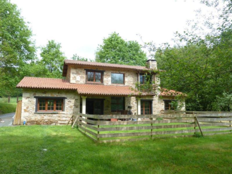 Imagen mostrando la fachada de la Casa Rústica en Abegondo.