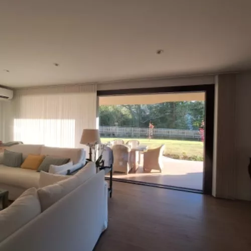 Imagen del diseño exterior de la Casa en Oleiros junto al paseo del río.