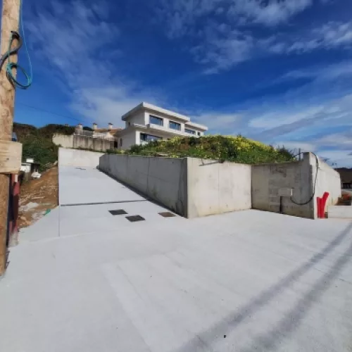 Imagen general de la Casa en obra frente al mar en Miño, destacando la vista y el diseño en construcción.