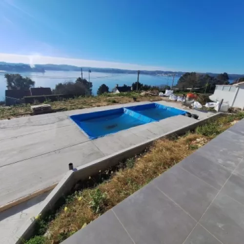 Imagen del trabajo exterior de la Casa en obra frente al mar en Miño.