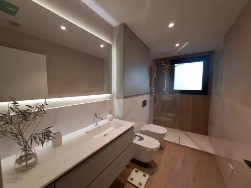 Vista de la Casa en Oleiros desde el paseo del río.