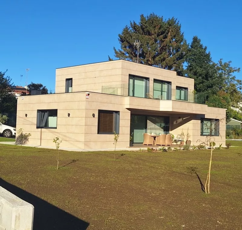 Imagen de la Casa en Oleiros junto al paseo del río.