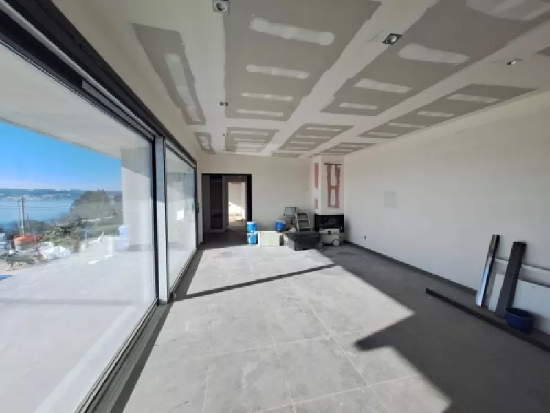 Imagen mostrando los avances de la Casa en obra frente al mar en Miño.