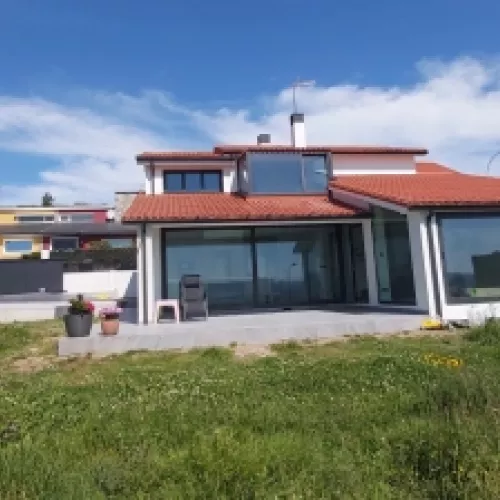 Vista de la rehabilitación unifamiliar en Oleiros Mera desde otro ángulo.