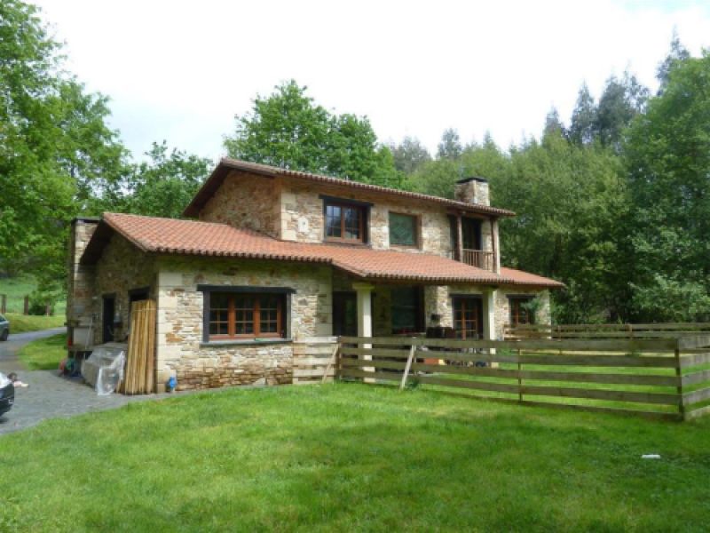 Detalles de los acabados exteriores de la Casa Rústica en Abegondo.