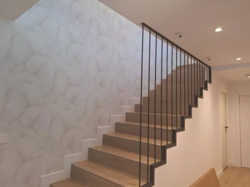 Proceso de construcción de la Casa en Oleiros junto al paseo del río.