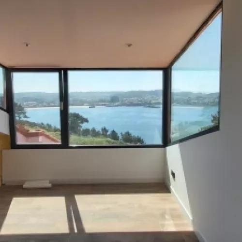 Imagen exterior de la rehabilitación unifamiliar en Oleiros Mera.