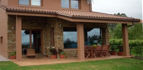 Porche en vivienda unifamiliar de ladrillo rojo