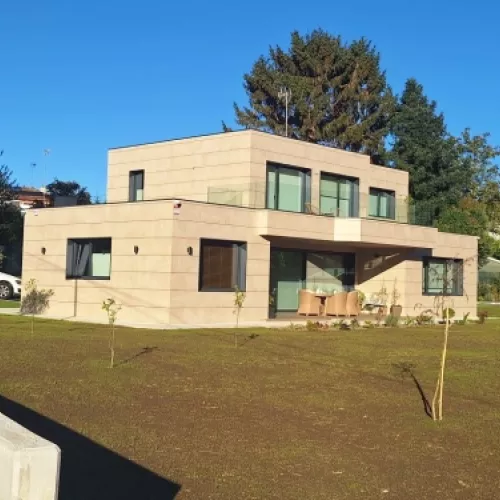 Imagen de la Casa en Oleiros junto al paseo del río.