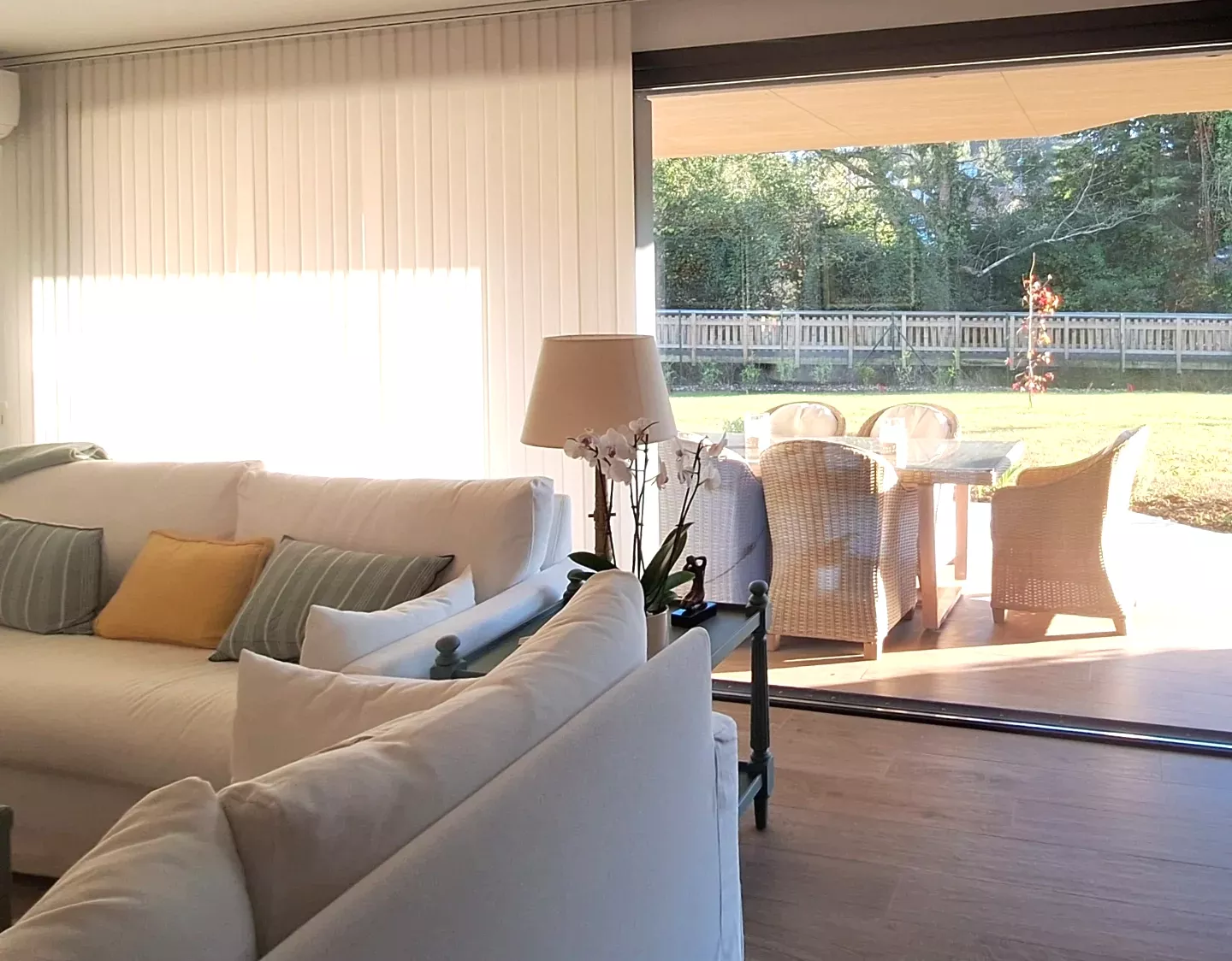 Foto de un arquitecto revisando la fachada de un edificio durante una Inspección Técnica de Edificios (ITE) en Oleiros