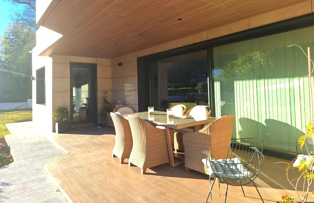 Foto ilustrativa del equipo de Casa y Chalet Arquitectos trabajando en el anteproyecto gratuito para clientes en Oleiros