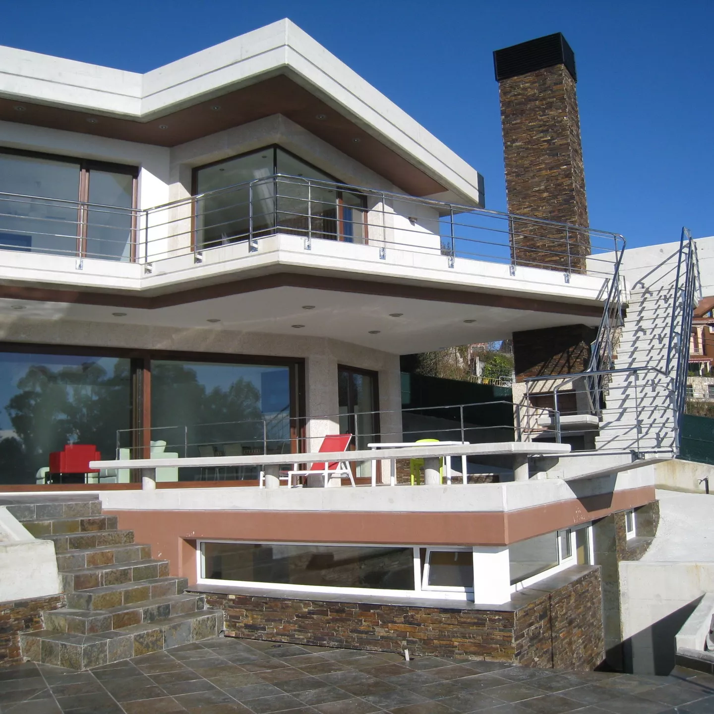 Imagen de una construcción en Oleiros realizada por Casa y Chalet Arquitectos, destacando su enfoque en el diseño y la ejecución