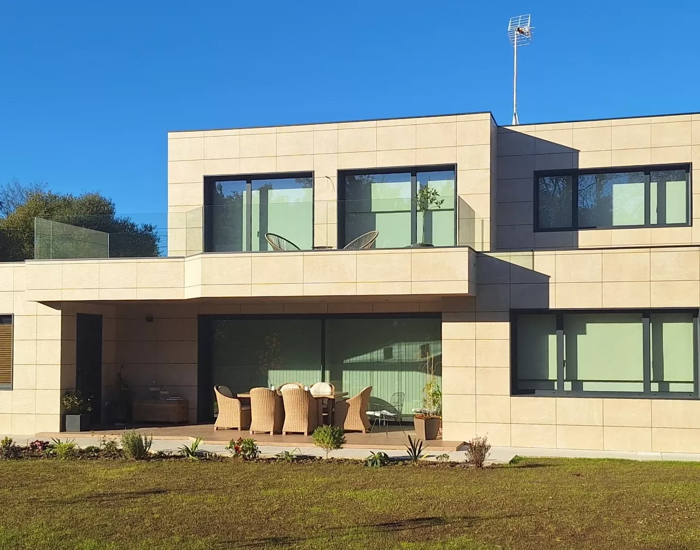 Imagen del equipo de Casa y Chalet Arquitectos en Oleiros, destacando la colaboración en proyectos de diseño y construcción