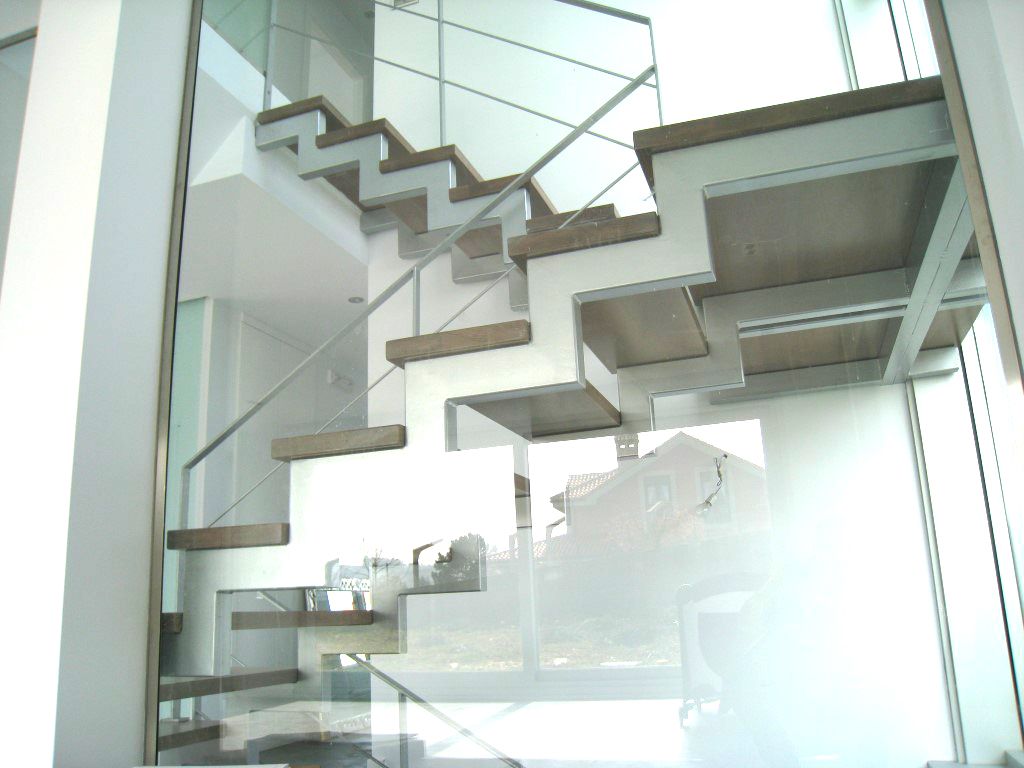 Foto mostrando a un arquitecto de Casa y Chalet Arquitectos realizando una Inspección Técnica de Edificios en Oleiros